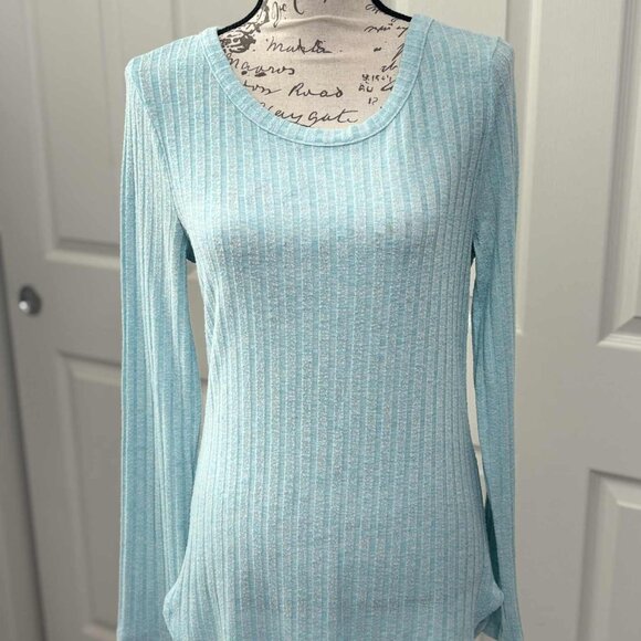 Like New Baby Blue Ribbed Long-Sleeve Knit with a Scooped Neck Top Size L - Picture 1 of 4